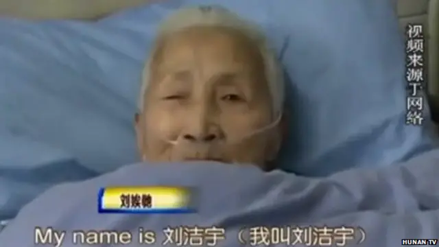 ٹی وی پر ان کو ہسپتال میں بستر پر لیٹے ہوے انگریزی میں باتیں کرتے ہوئے دیکھایا گیا ہے۔