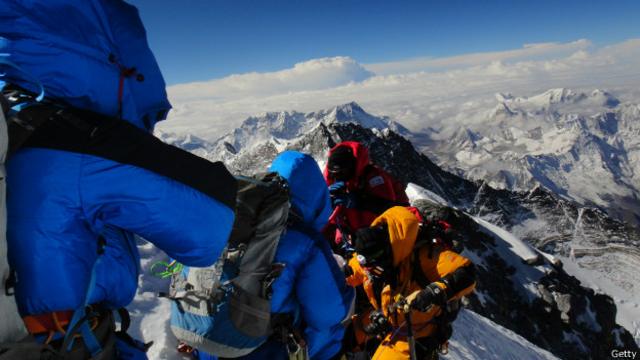 El montañismo en las cumbres más altas de la Tierra tiene una medida de riesgo muy elevada.