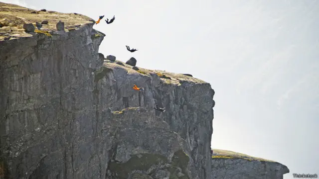 Los saltos BASE son mucho más riesgosos que lanzarse de una aeronave.