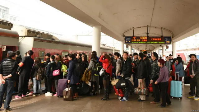 廣東廣州火車站旅客在站台上排隊上車（新華社圖片4/2/2015）