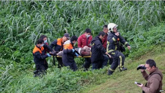 复兴航空一架客机在基隆河迫降，新北市与台北市救援人员正赶赴施救