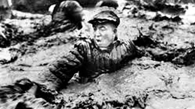 “铁人”王进喜跳进泥浆池，用身体搅拌泥浆压井喷的经典照片。