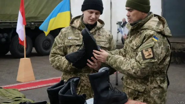 Наразі Україна отримує від Заходу лише нелетальну допомогу, як-от канадійське взуття для військових