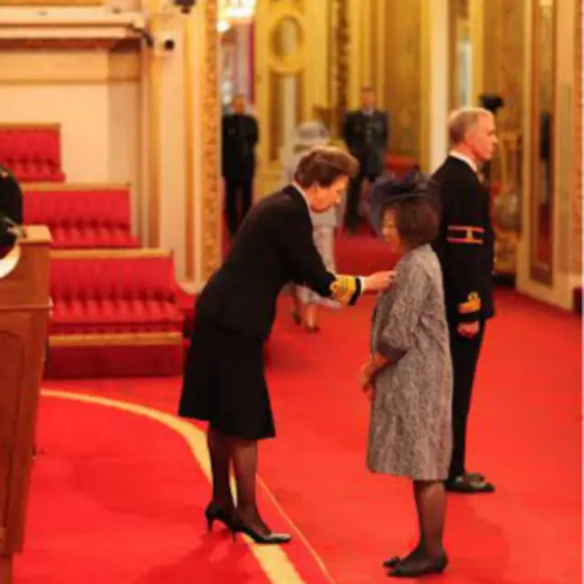 华人工党创办人之一谢锦霞2014年6月获英女王颁授MBE勋衔