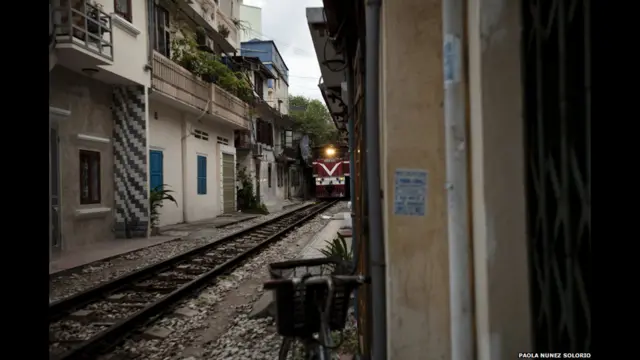 Sebuah kereta memasuki jalanan. Paola Nunez Solorio