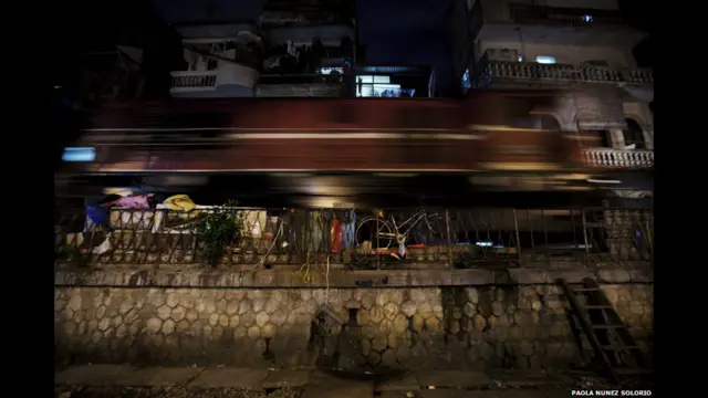 Kereta melewati rumah-rumah. Paola Nunez Solorio