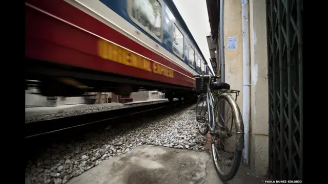 Kereta api Oriental Express melewati. Paola Nunez Solorio