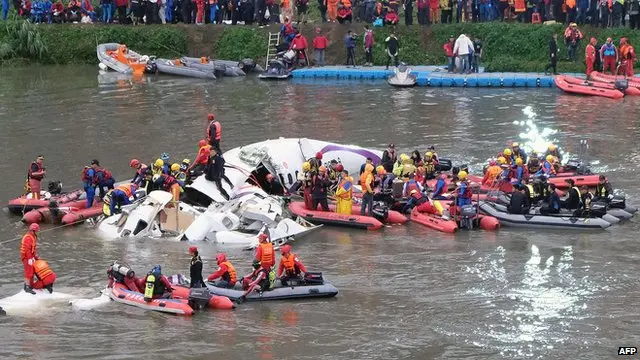 امدادی کارکنوں نے کرین کی مدد سے جہاز کا ملبہ پانی سے نکالا ہے۔