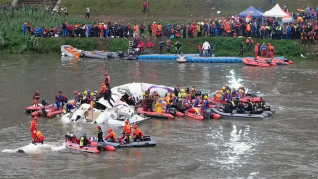 救援人员在基隆河新北与台北交界处搜查复兴航空GE235班机残骸(4/2/2015)