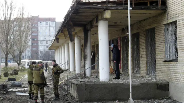 یوکرین میں باغی مشرقی شہر دونتسک کے قصبے دیبالتسوا کا محاصرہ کرنے کی کوشش کر رہے ہیں