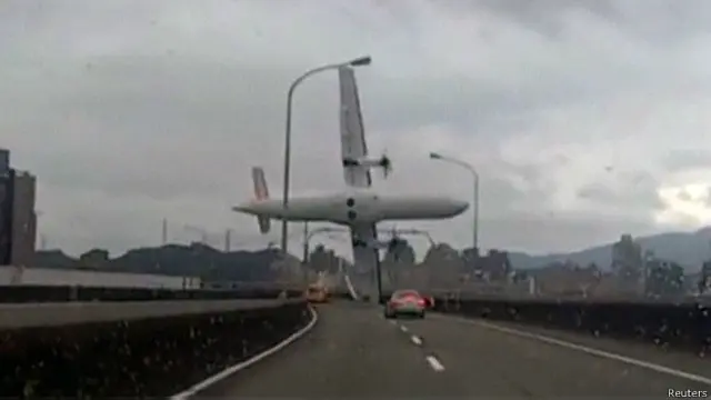 Rekaman video amatir menunjukkan bagaimana pesawat menukik sesaat setelah lepas landas dari Bandara Songshan, Taipei.