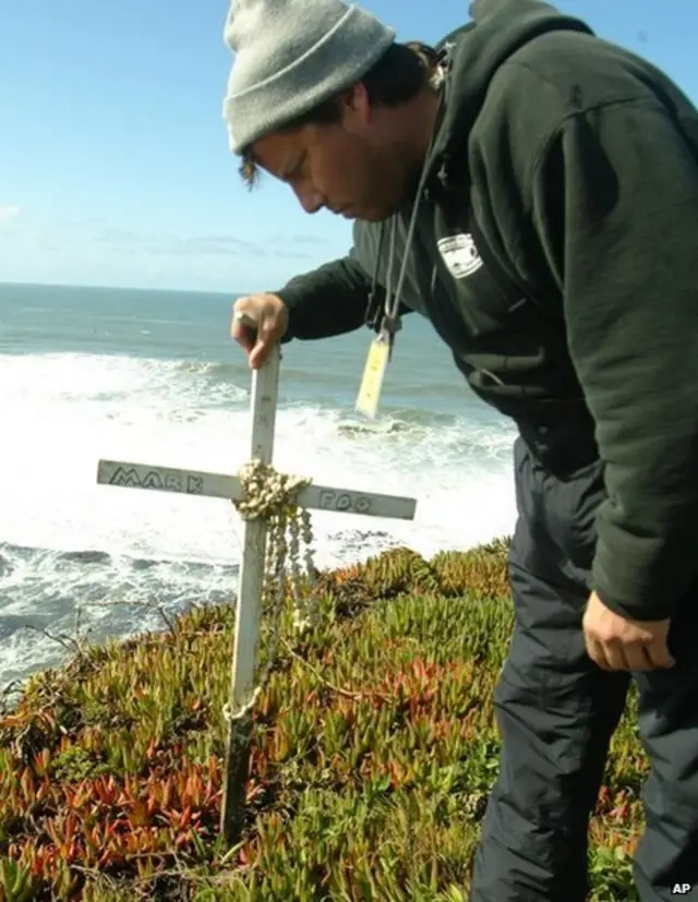 Una cruz recuerda la muerte de Mark Foo.