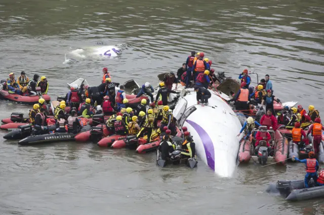 Le pilote a été salué comme un héros par le maire de la ville pour avoir évité de justesse les bâtiments et pour avoir réussi un atterrissage forcé dans une rivière, évitant vraisemblablement une plus grande catastrophe