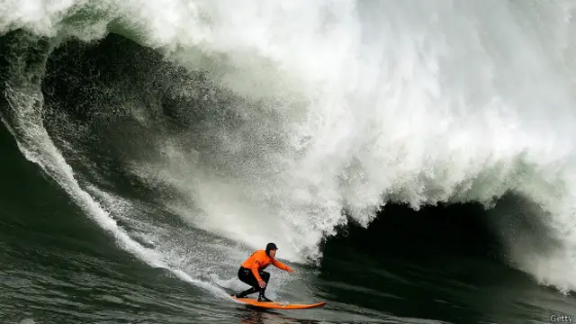 La aceleración que produce surfear el tubo de las olas de Mavericks genera una adrenalina difícil de describir.