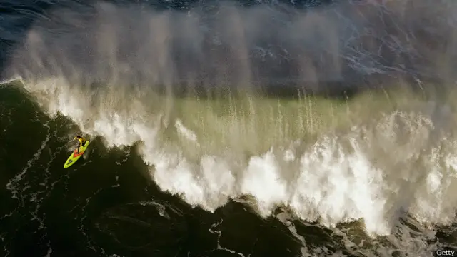 La ola más grande en Mavericks alcanzó más de 20 metros de altura.