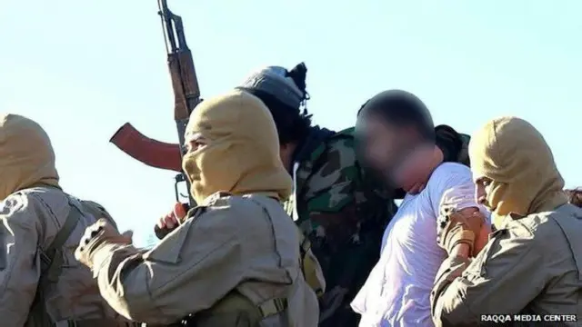 أذاع المركز الإعلامي للرقة الموالي لتنظيم الدولة صورا، لما قيل إنها عملية أسر الطيار الأردني