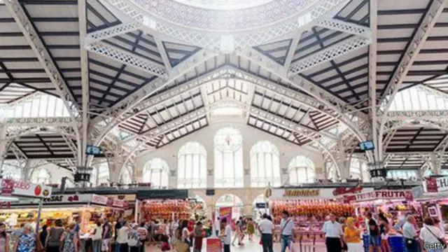 سوق فلنسيا المغطى المعروف باسم ماركادو سنترال، يمثل أحد مظاهر الفن المعماري الإسباني 