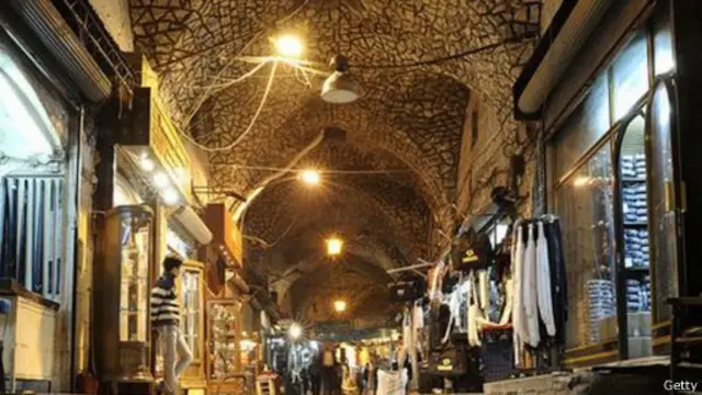 سوق المدينة في قلب مدينة حلب، يعود بناؤه إلى عام 1450، وقد تعرض لدمار كبير في الصراع الذي تشهده سوريا حالياً.