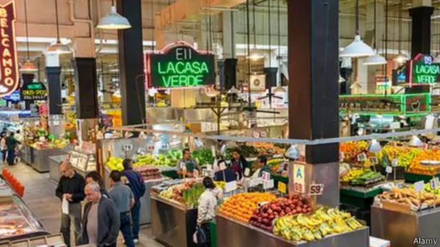 من أكثر الأماكن إثارة للاهتمام في مدينة لوس انجليس السوق المركزي الكبير في ساوث برودواي، الذي أفتتح عام 1917