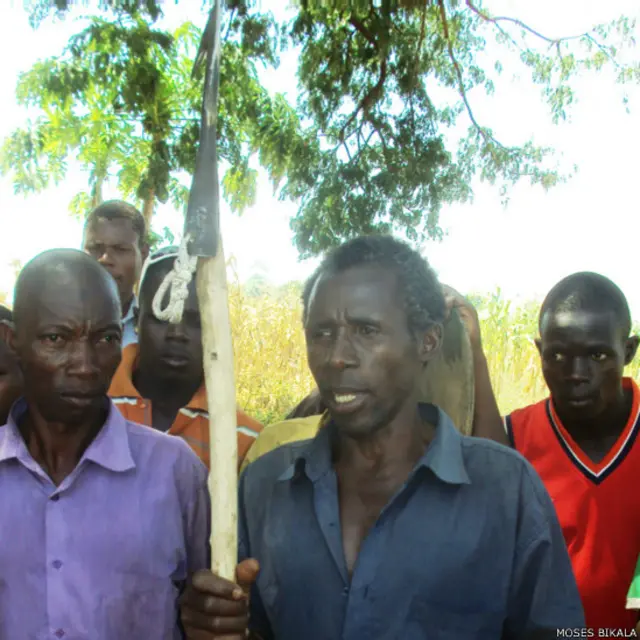 Armado con su nueva lanza, especialmente diseñada y con una púa a un lado, el viudo volvió al ataque.