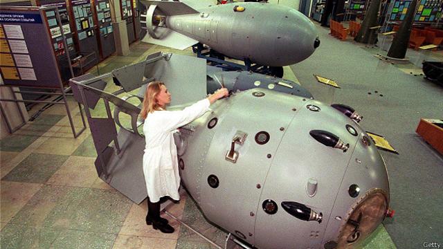 Сотрудница музея в Сарове чистит первую советскую ядерную бомбу