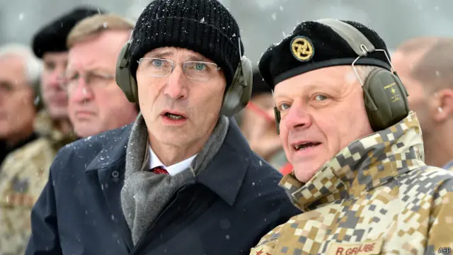 Йенс Столтенберг и командующий Национальными вооруженными силами Латвии Раймонд Граубе