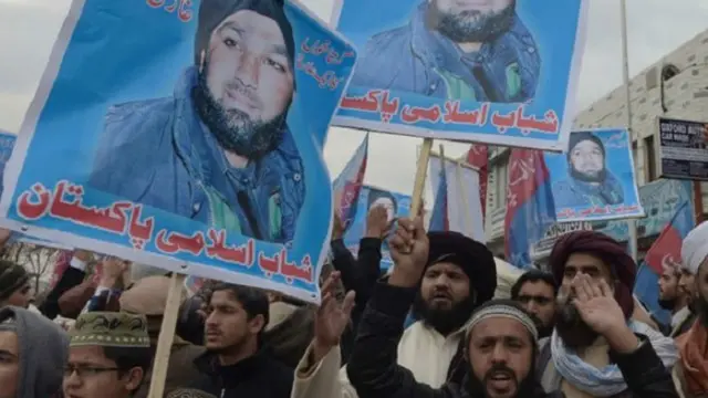 یو شمېر سخت دریځو اسلامپالو ممتاز قادري ته د اتل په سترګه کتل او هغه مهال یې د ده په حق کې مظاهرې وکړې