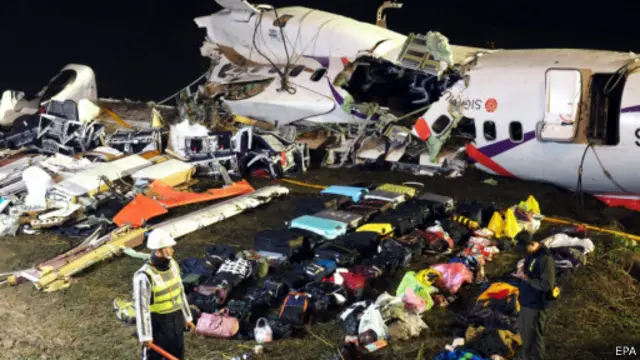 复兴航空客机残骸已经打捞上岸，救难人员继续搜索遇难者遗体和行李物品。