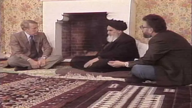 مکنیل (چپ) میگوید تا آن روز از نزدیک یک آیتالله ندیده و مجبور نشده بود قبل از ضبط برنامه، کفشهایش را در بیاورد و در اتاقی خالی از اسباب و اثاثیه چهار زانو در کنار مصاحبه شونده روی زمین بنشیند