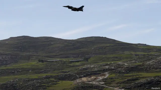 طائرة من سلاح الجوي الملكي الأردني تحلق فوق منطقة الكرك، التي تسكنها عشيرة الطيار الأردني معاذ الكساسبة.