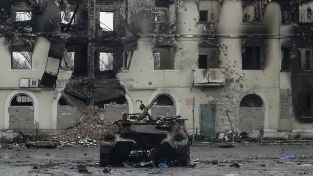 乌克兰东部政府军和反叛军队之间继续交火