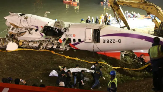 Pesawat TransAsia jatuh di Sungai Keelung, Taipei.