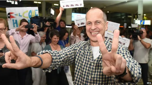 被埃及釋放的半島電視台澳大利亞記者彼得·格雷斯特，已抵達澳洲城市布里斯班並與家人團聚。