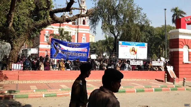 پولیس سو کے قریب مظاہرین کو گرفتار کر کے تھانے لے گئی