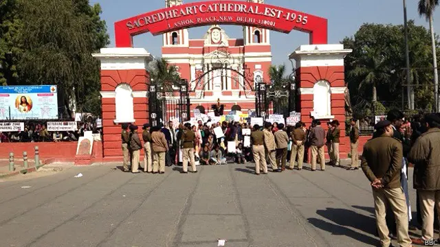 दिल्ली के सेक्रेडहर्ट कैथेड्रल पर प्रदर्शन करते ईसाई 