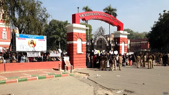 दिल्ली के सेक्रेडहर्ट कैथेड्रल पर प्रदर्शन करते ईसाई 