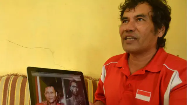 Arie Grobbee menunjukkan inset foto Raymond Sapoen (kiri) dan Sapoen