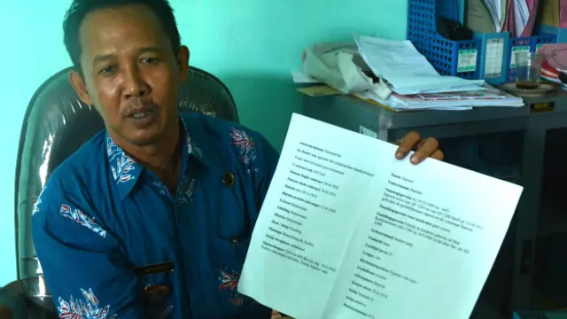 Kepala Desa Kanding Awal Nurhandoko menunjukkan dokumen tentang Sapoen