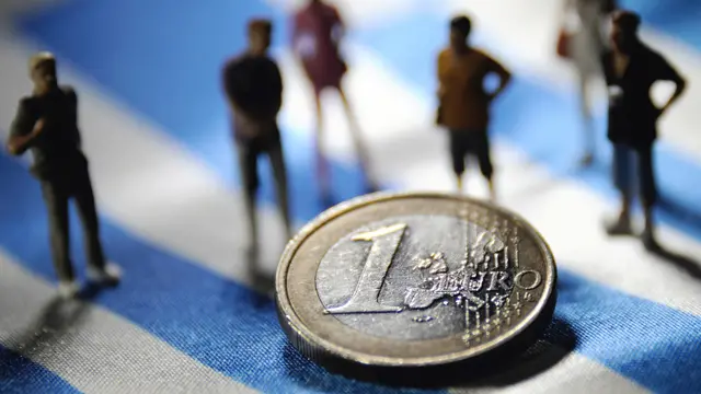 اليورو والعلم اليوناني