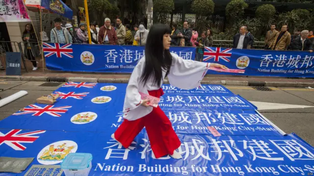 香港“本土派”分子在民阵“争普选”大游行沿途派发宣传“港独”标语(1/2/2015)