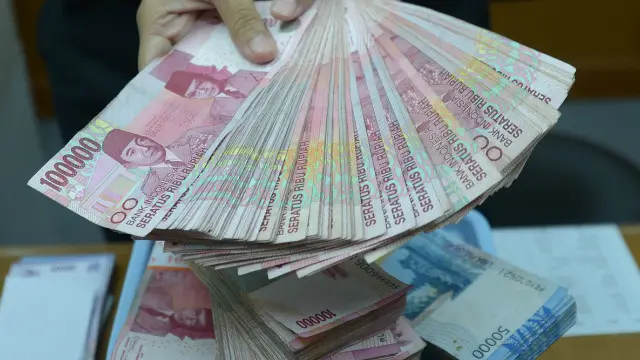 Survei yang dilakukan Transparansi Internasional menyebutkan para pebisnis harus membebankan sekian persen dari ongkos produksi untuk suap agar bisnis bisa berjalan mulus.