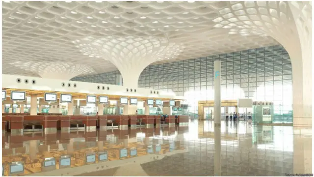Sân bay quốc tế Chhatrapati Shivaji, Mumbai, Ấn Độ (hoàn thành 2014). Sân bay được thiết kế theo hình đuôi công và phỏng theo sảnh đường ngoài trời truyền thống của Ấn Độ, vòm mái bê tông trên nhà ga mới này là một phần của xu hướng thể hiện kiến trúc địa phương ở sân bay. Phần làm thêm này cho sân bay Mumbai đã được đưa vào sử dụng tháng 2/2014 và nó là hình ảnh mơ ước của hãng SOM của Mỹ, website của hãng có viết “Cũng giống như việc sân bay chào mừng một bản sắc mới mang tính kỹ thuật cao và quốc tế cho Mumbai thì cấu trúc của sân bay cũng thấm nhuần cách thức bố trí, lịch sử và văn hoá của địa phương.