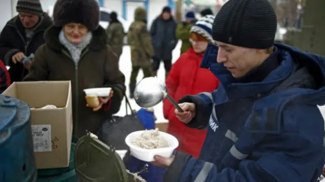 Раздача еды в Луганске
