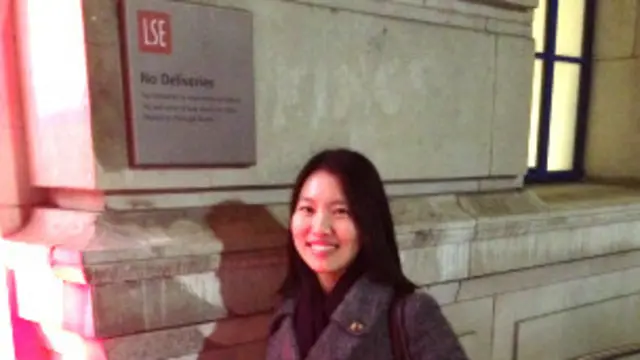 政经的校园里有各色人，不同的年纪，相异的领域，恍如置身万花筒中。