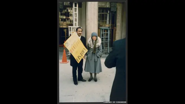 Rosa Parks y el congresista John Conyers, Detroit, Michigan, cerca 1990.