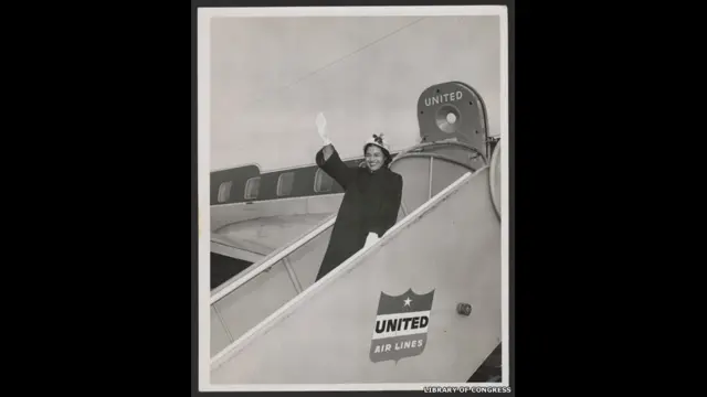 Rosa Parks saluda a la salida de un avión de United Air Lines en Seattle, Washington. Fotografía de Gil Baker, 1956.