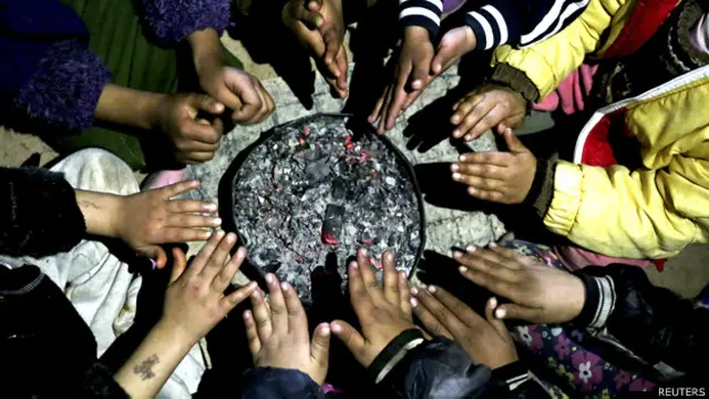 Manos de niños iraquíes