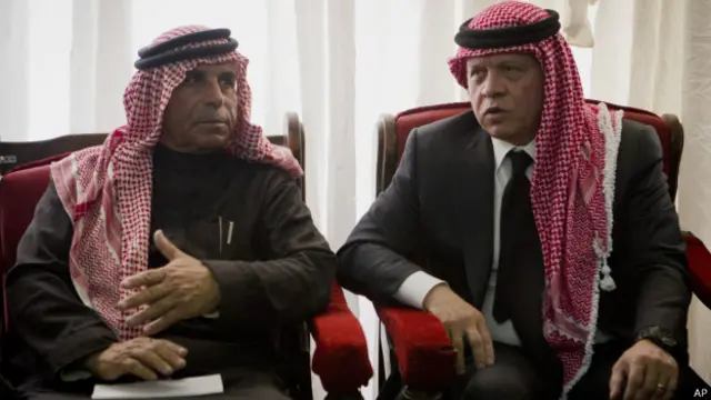 Kral Abdullah (sağda) Ürdünlü pilot Muaz el Kesasibe'nin babası Safi ile birlikte. 