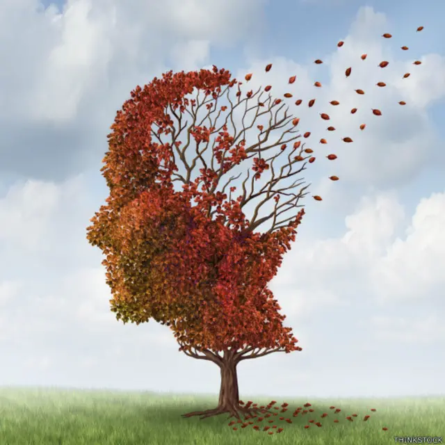 Composición de rostro hecho de hojas de árbol, que salen volando