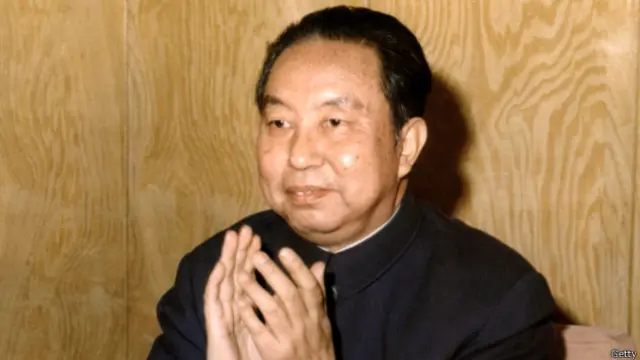 作为一种政治宣言，“两个凡是”表现了华国锋接班的“正统地位”。